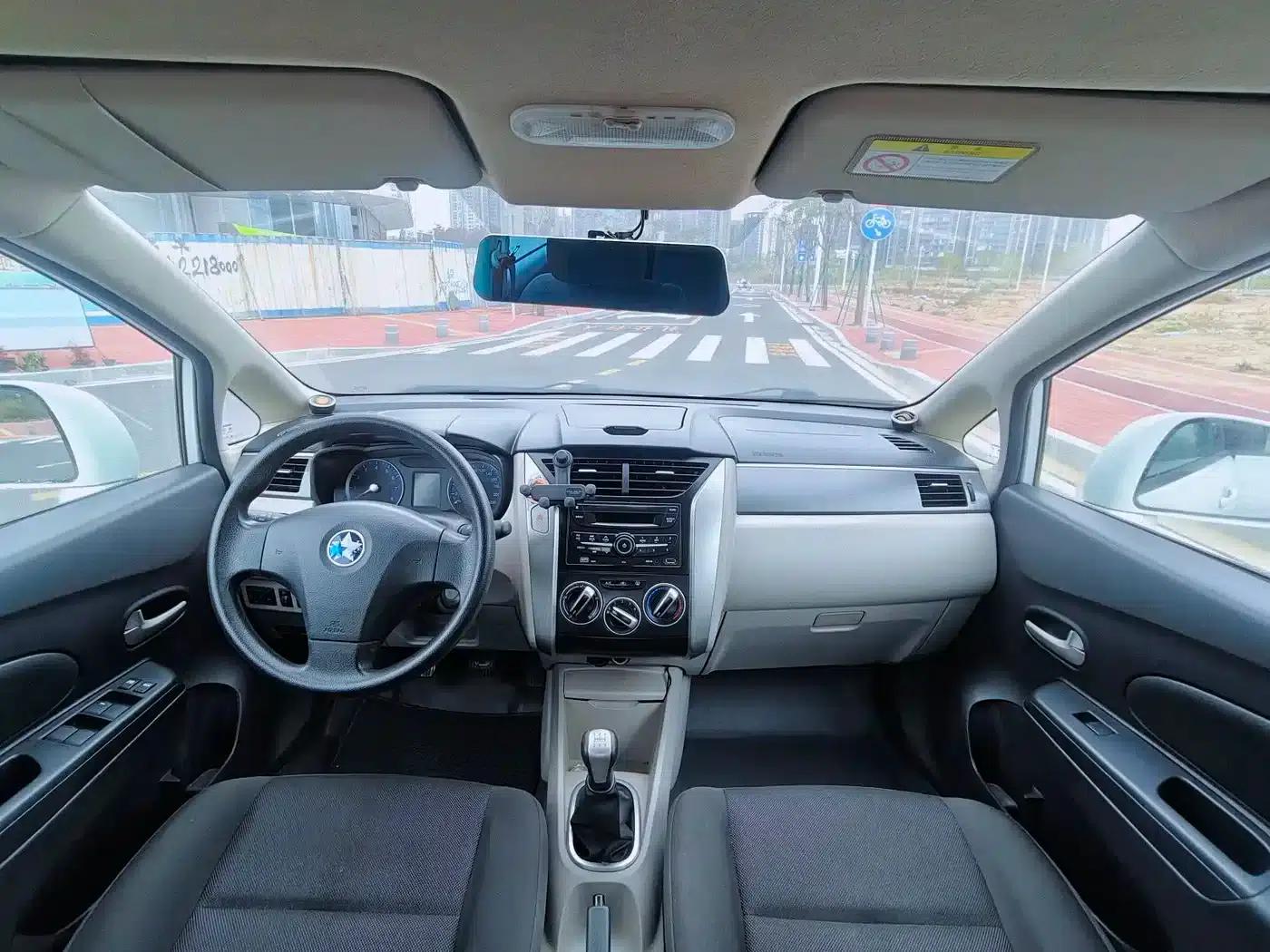 Venucia R50 2015 1.6L Manual Fashion Edition — миниатюра 7