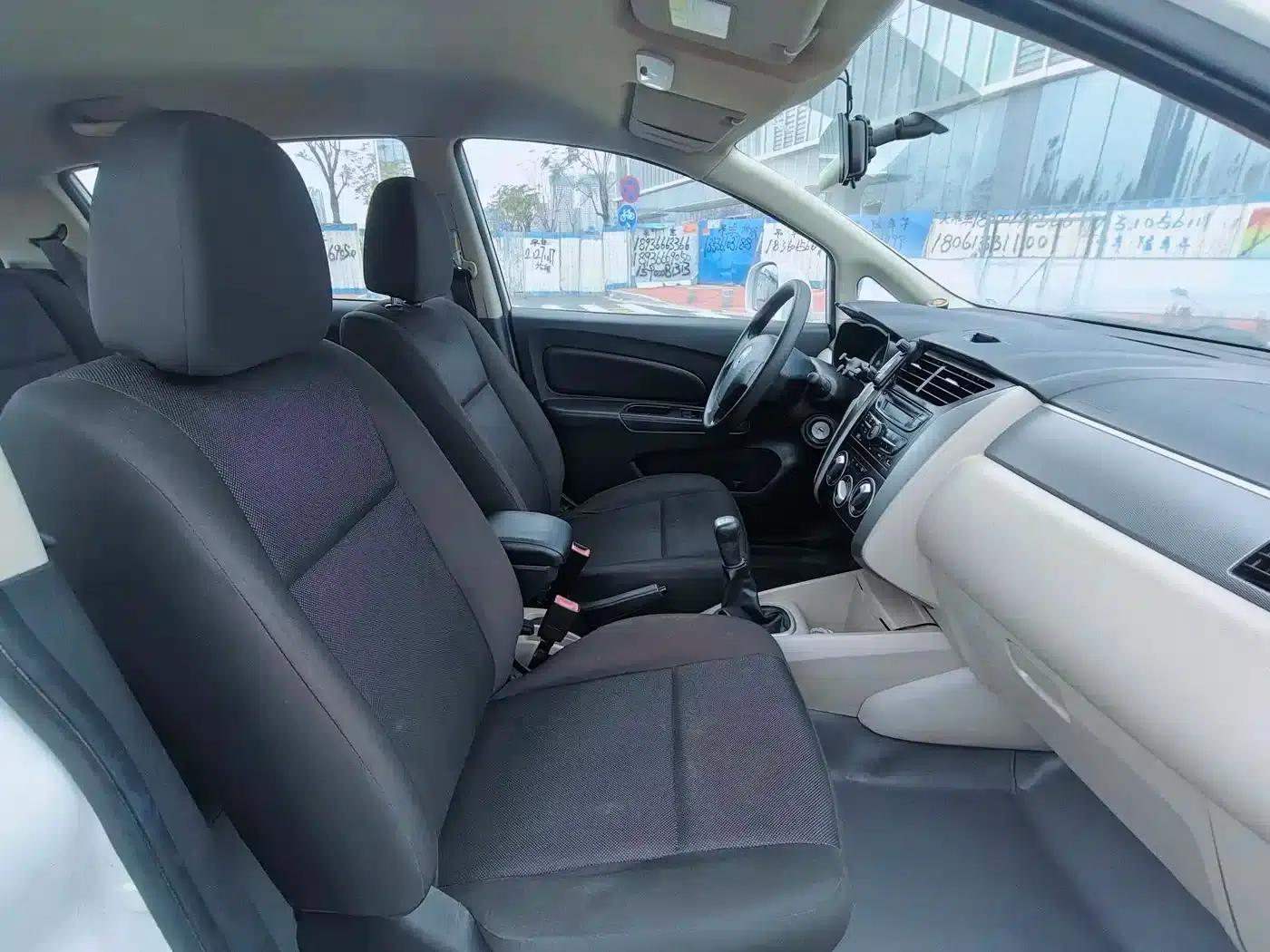 Venucia R50 2015 1.6L Manual Fashion Edition — миниатюра 8