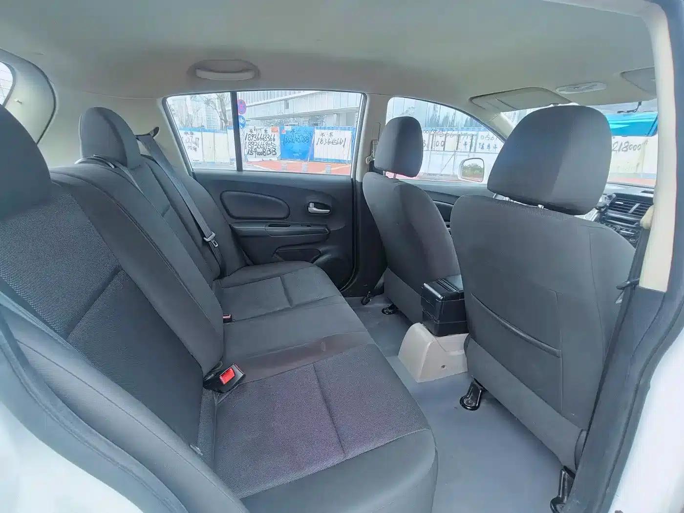 Venucia R50 2015 1.6L Manual Fashion Edition — миниатюра 9