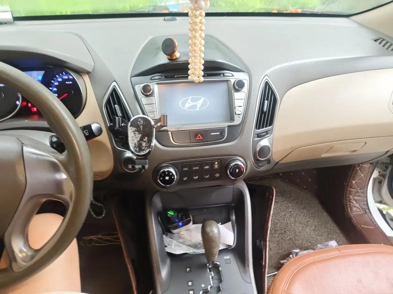 Hyundai ix35 2010 2.0L Automatic Two-Wheel Drive New Edition GL — миниатюра 13