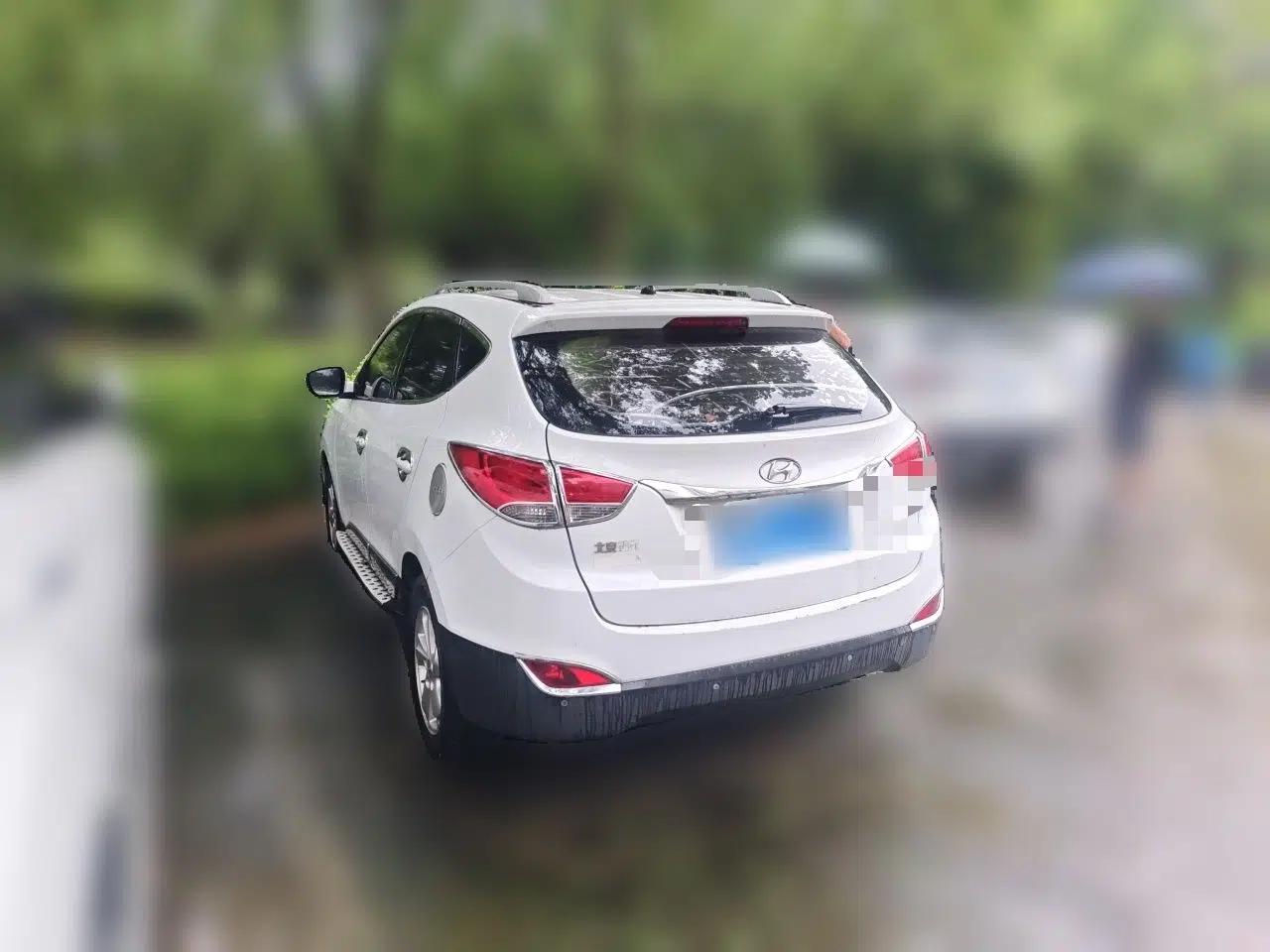 Hyundai ix35 2010 2.0L Automatic Two-Wheel Drive New Edition GL — миниатюра 4