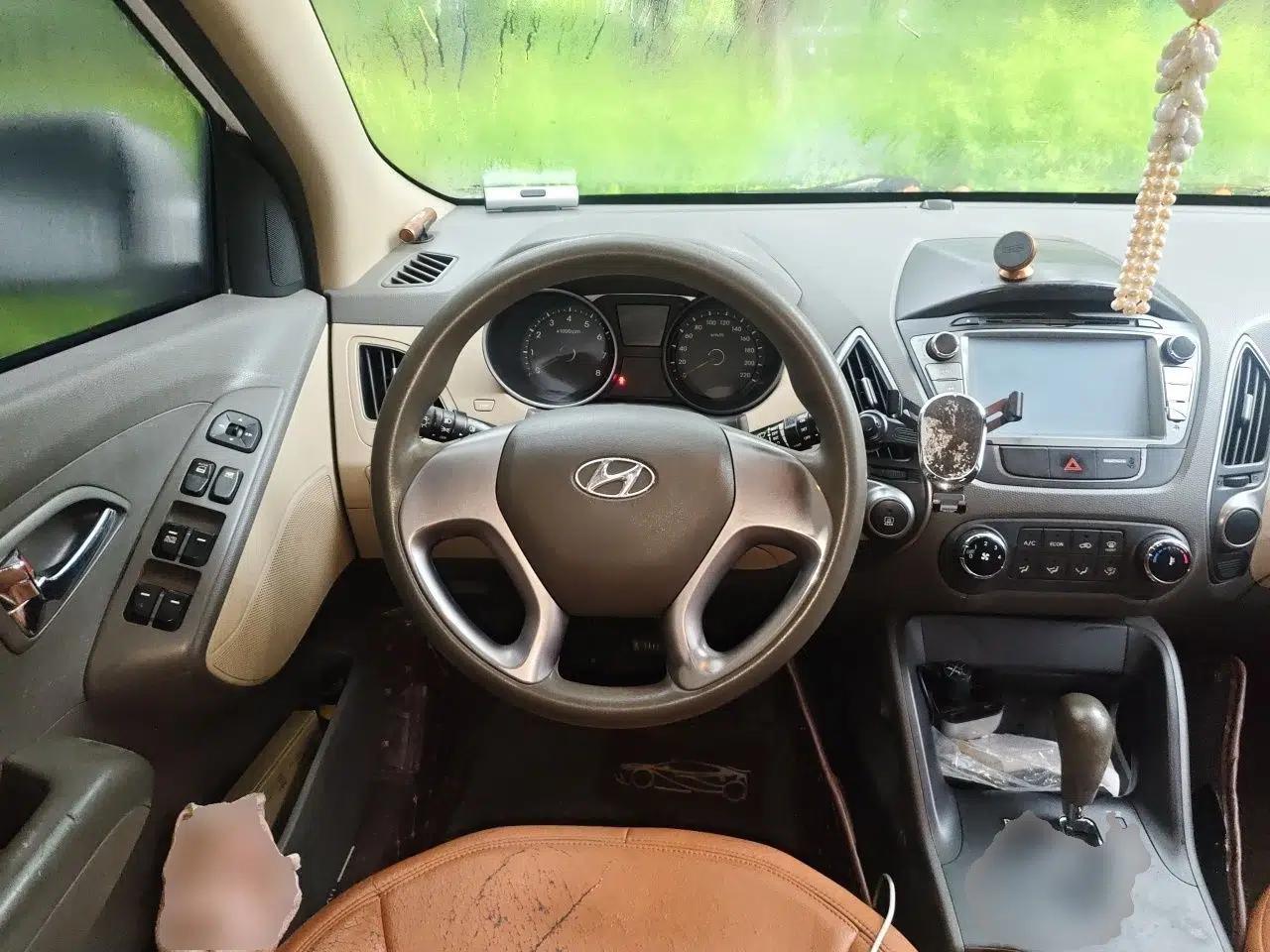Hyundai ix35 2010 2.0L Automatic Two-Wheel Drive New Edition GL — миниатюра 10