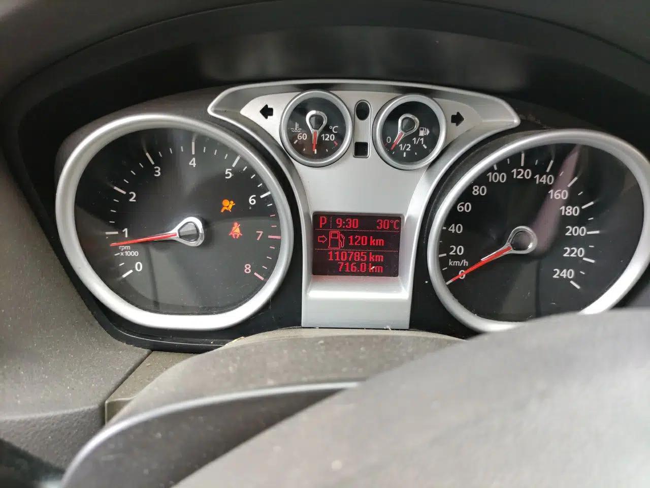 Ford Focus 2011 Hatchback 1.8L Automatic Fashion Edition — миниатюра 11