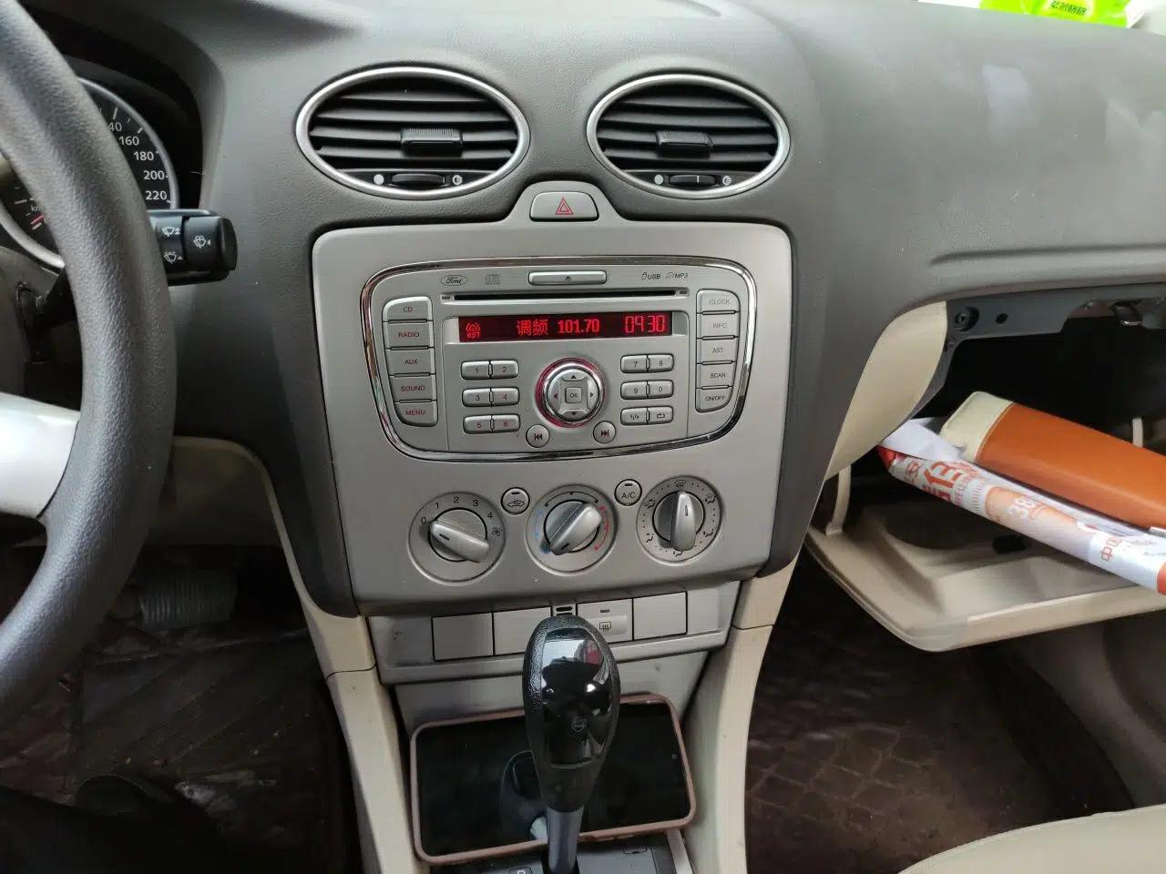 Ford Focus 2011 Hatchback 1.8L Automatic Fashion Edition — миниатюра 13