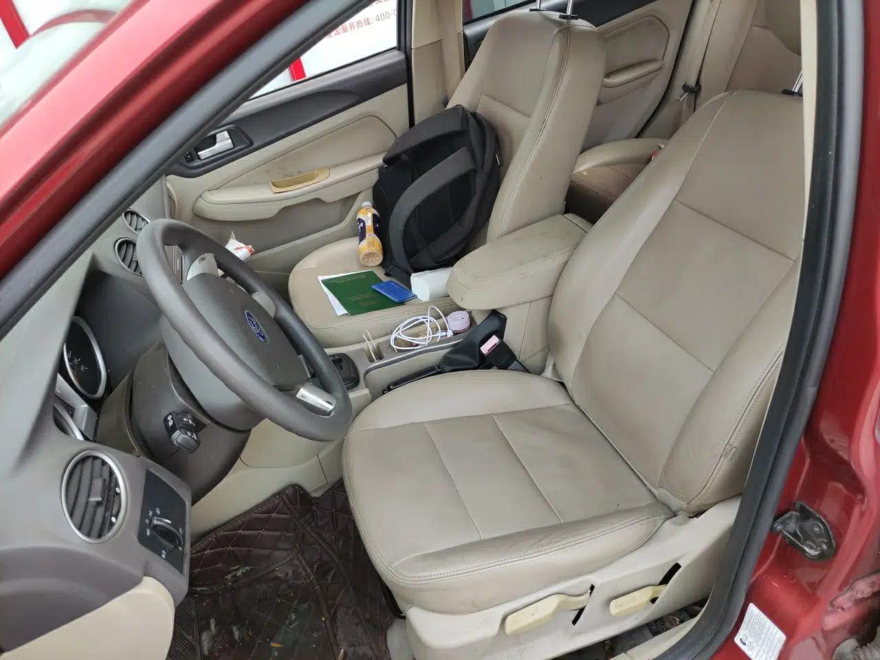 Ford Focus 2011 Hatchback 1.8L Automatic Fashion Edition — миниатюра 15