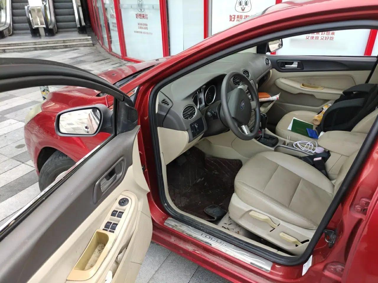 Ford Focus 2011 Hatchback 1.8L Automatic Fashion Edition — миниатюра 16
