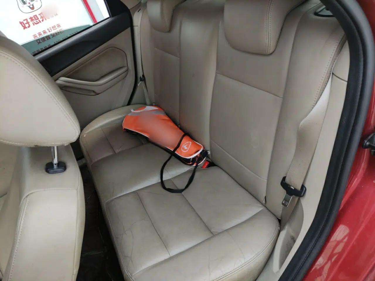 Ford Focus 2011 Hatchback 1.8L Automatic Fashion Edition — миниатюра 17