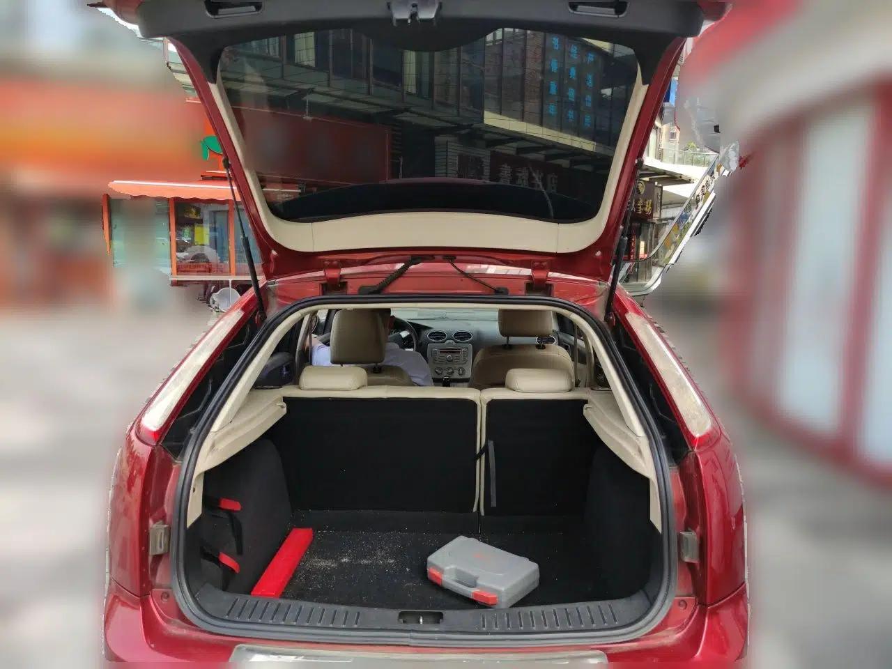 Ford Focus 2011 Hatchback 1.8L Automatic Fashion Edition — миниатюра 19