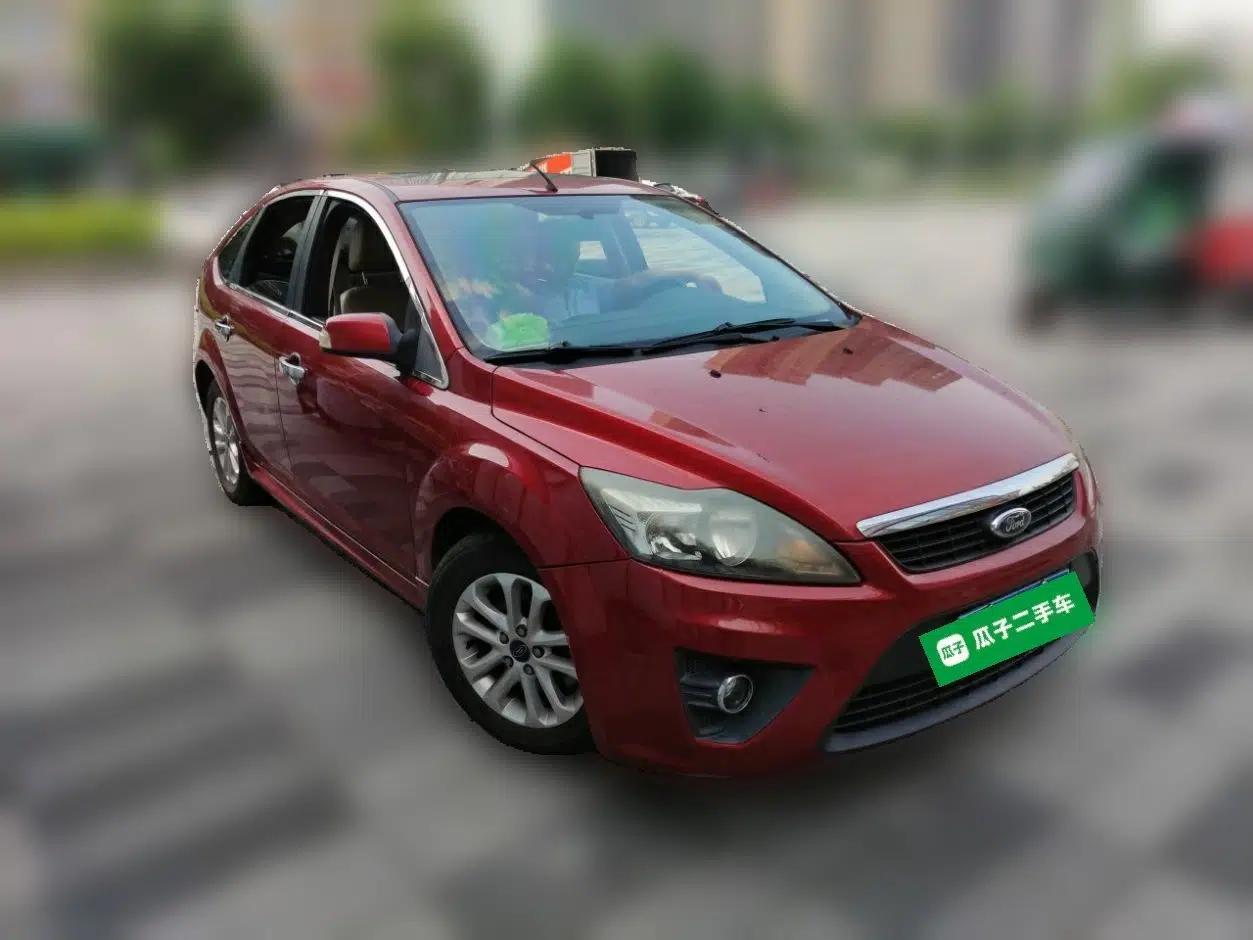 Ford Focus 2011 Hatchback 1.8L Automatic Fashion Edition — миниатюра 3