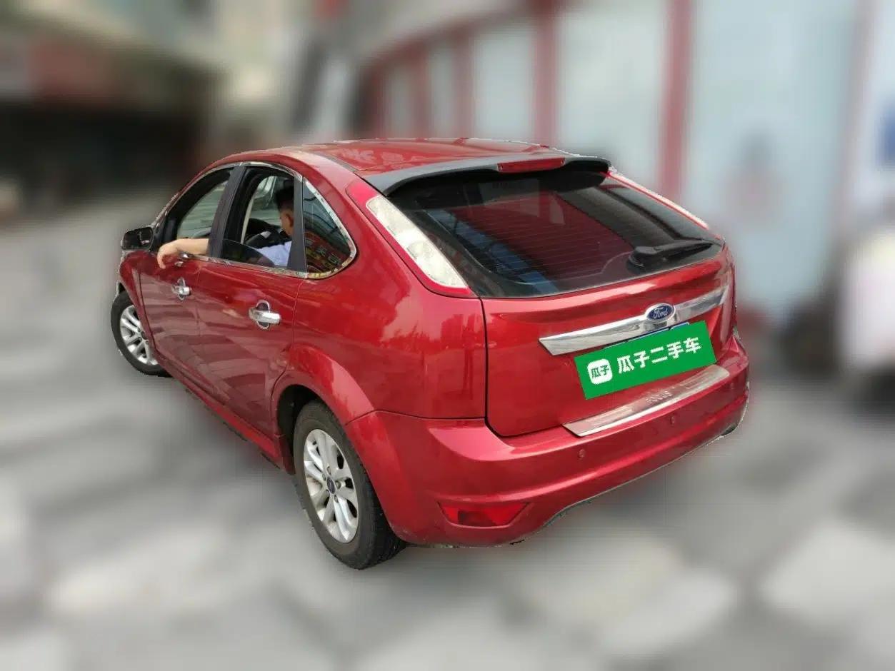 Ford Focus 2011 Hatchback 1.8L Automatic Fashion Edition — миниатюра 4