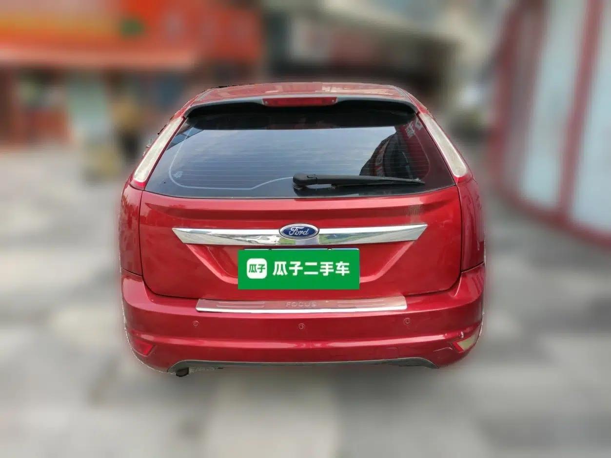 Ford Focus 2011 Hatchback 1.8L Automatic Fashion Edition — миниатюра 5