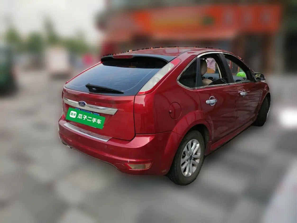 Ford Focus 2011 Hatchback 1.8L Automatic Fashion Edition — миниатюра 6