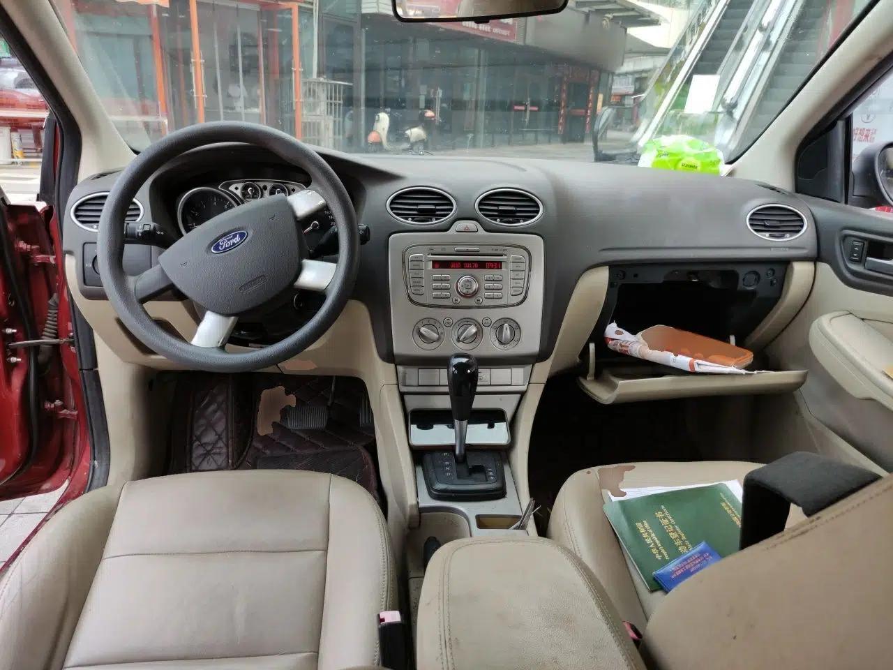 Ford Focus 2011 Hatchback 1.8L Automatic Fashion Edition — миниатюра 9