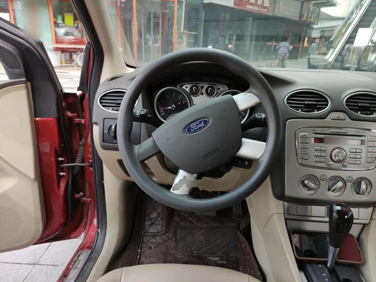 Ford Focus 2011 Hatchback 1.8L Automatic Fashion Edition — миниатюра 10