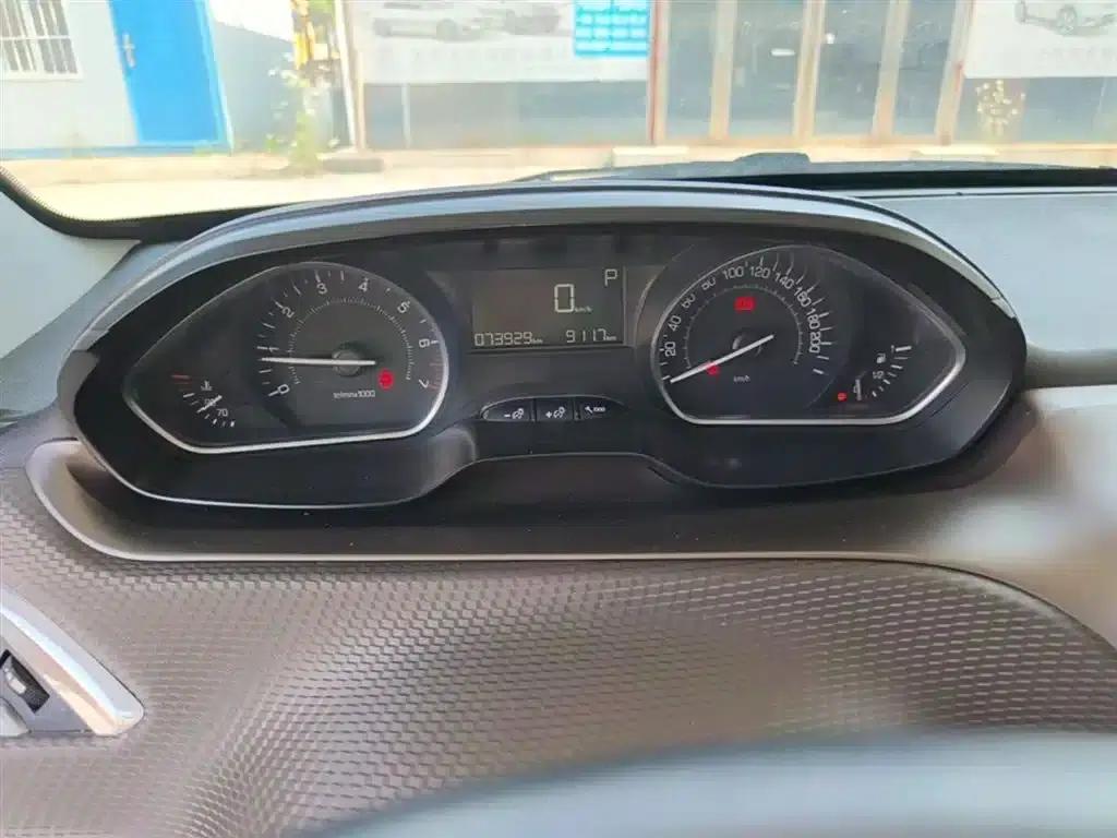 Peugeot 2008 2014 Model 1.6L Automatic Navigation Edition — миниатюра 12