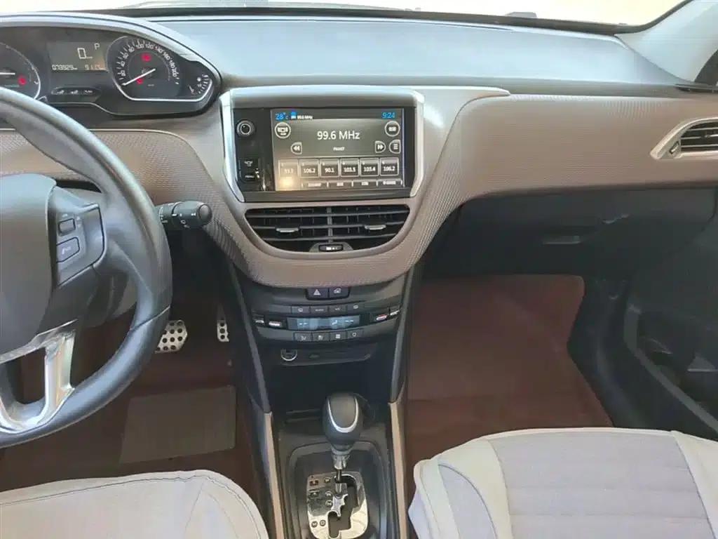Peugeot 2008 2014 Model 1.6L Automatic Navigation Edition — миниатюра 13