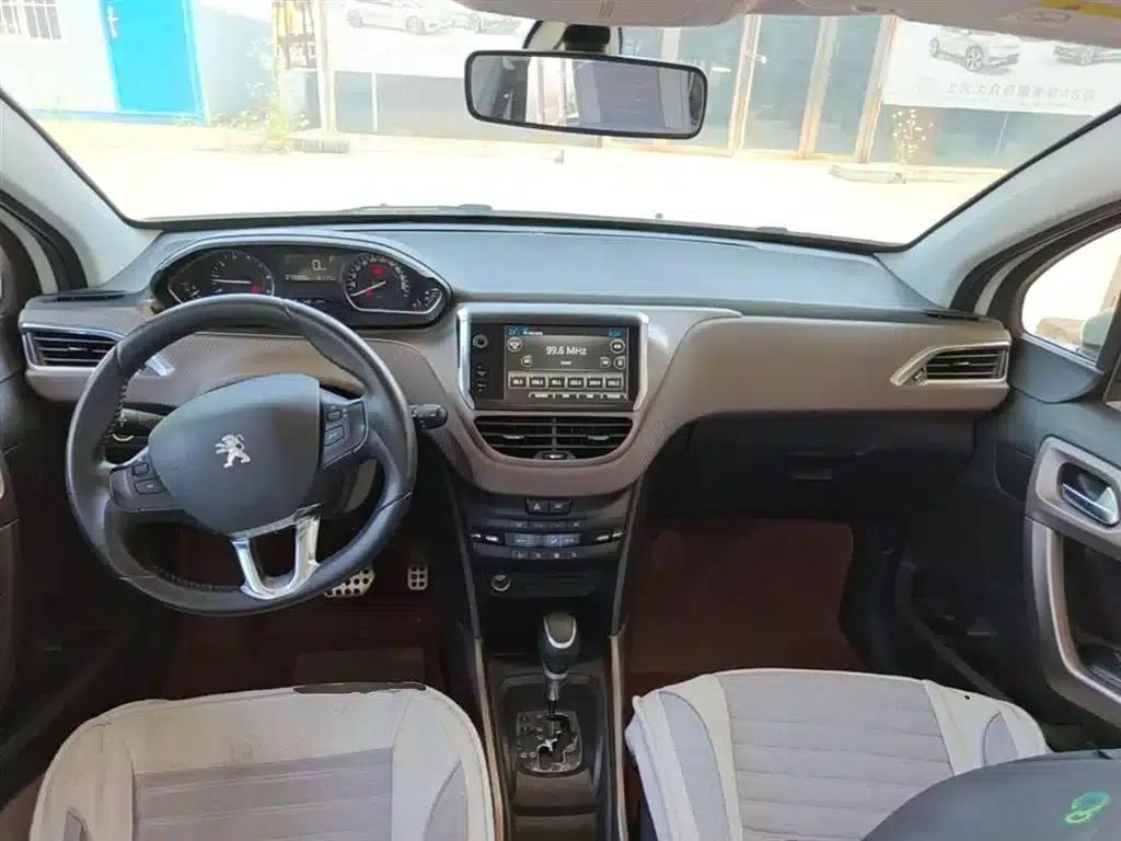 Peugeot 2008 2014 Model 1.6L Automatic Navigation Edition — миниатюра 10