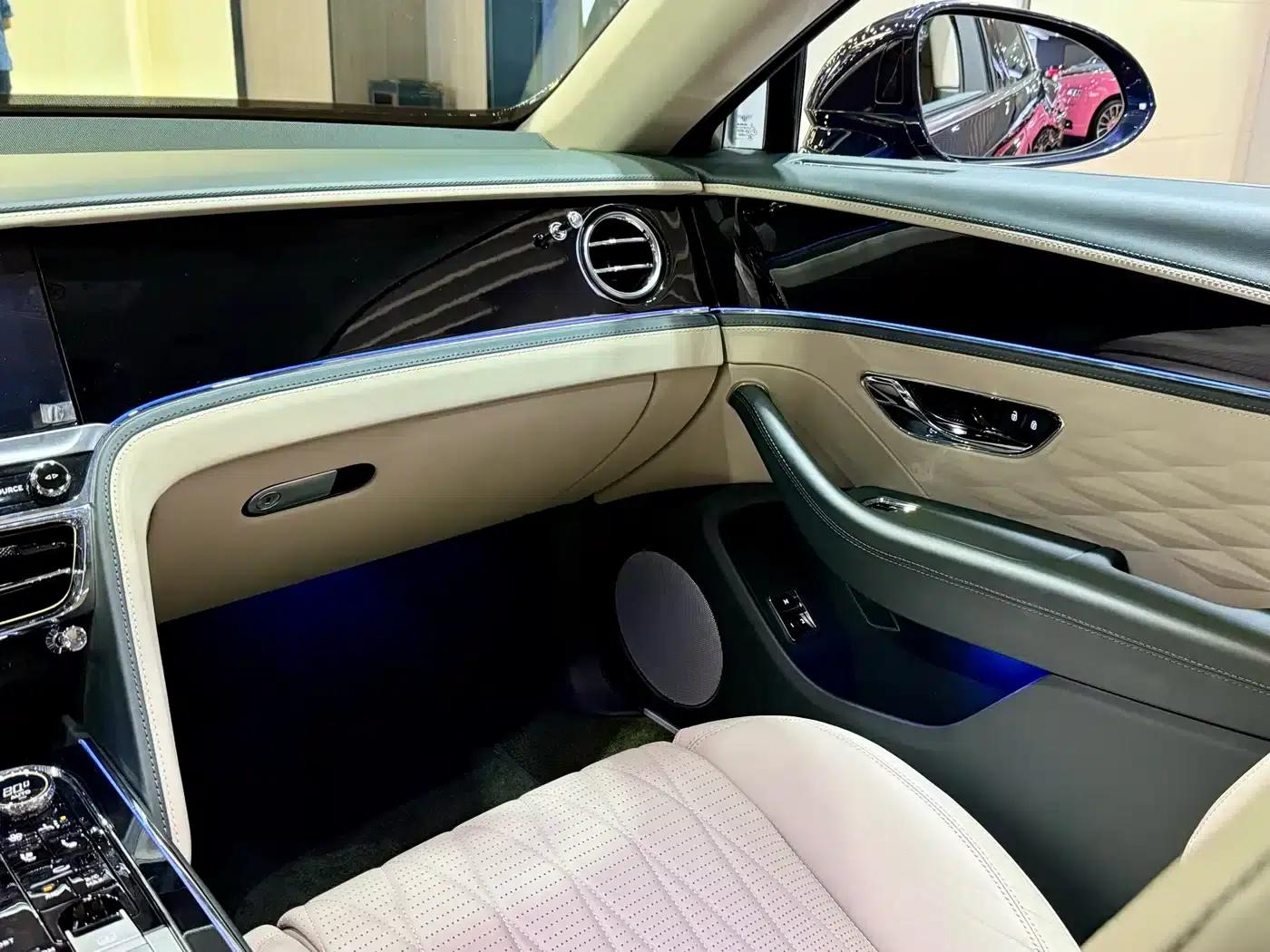 Flying Spur 2021 4.0T V8 Standard Edition — миниатюра 21