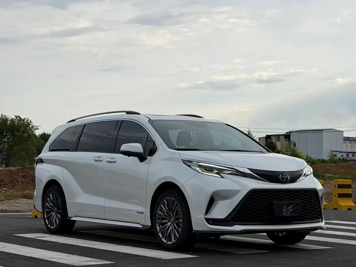 2023 Grevia 2.5L Hybrid Comfort Edition — миниатюра 3