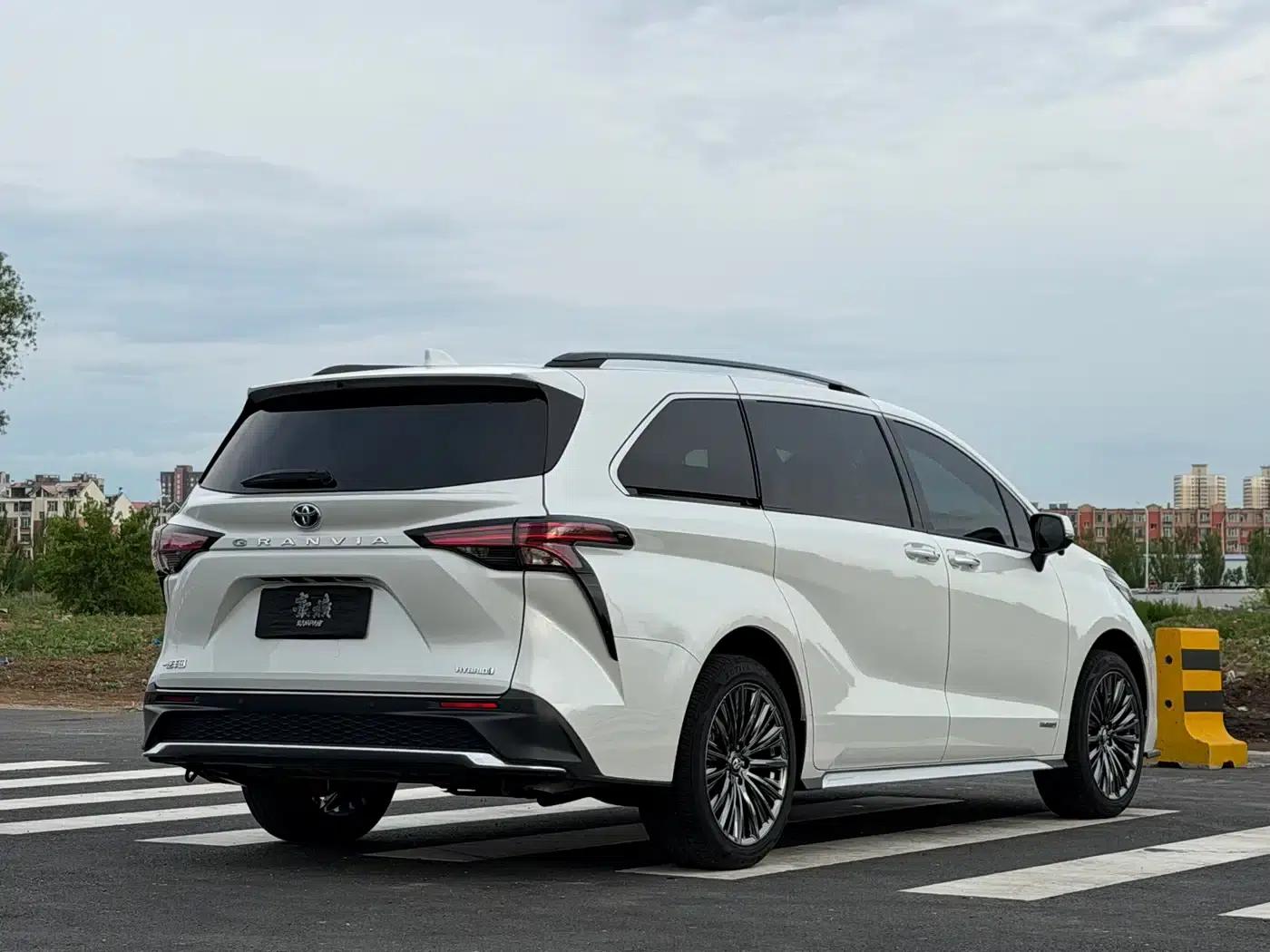 2023 Grevia 2.5L Hybrid Comfort Edition — миниатюра 4