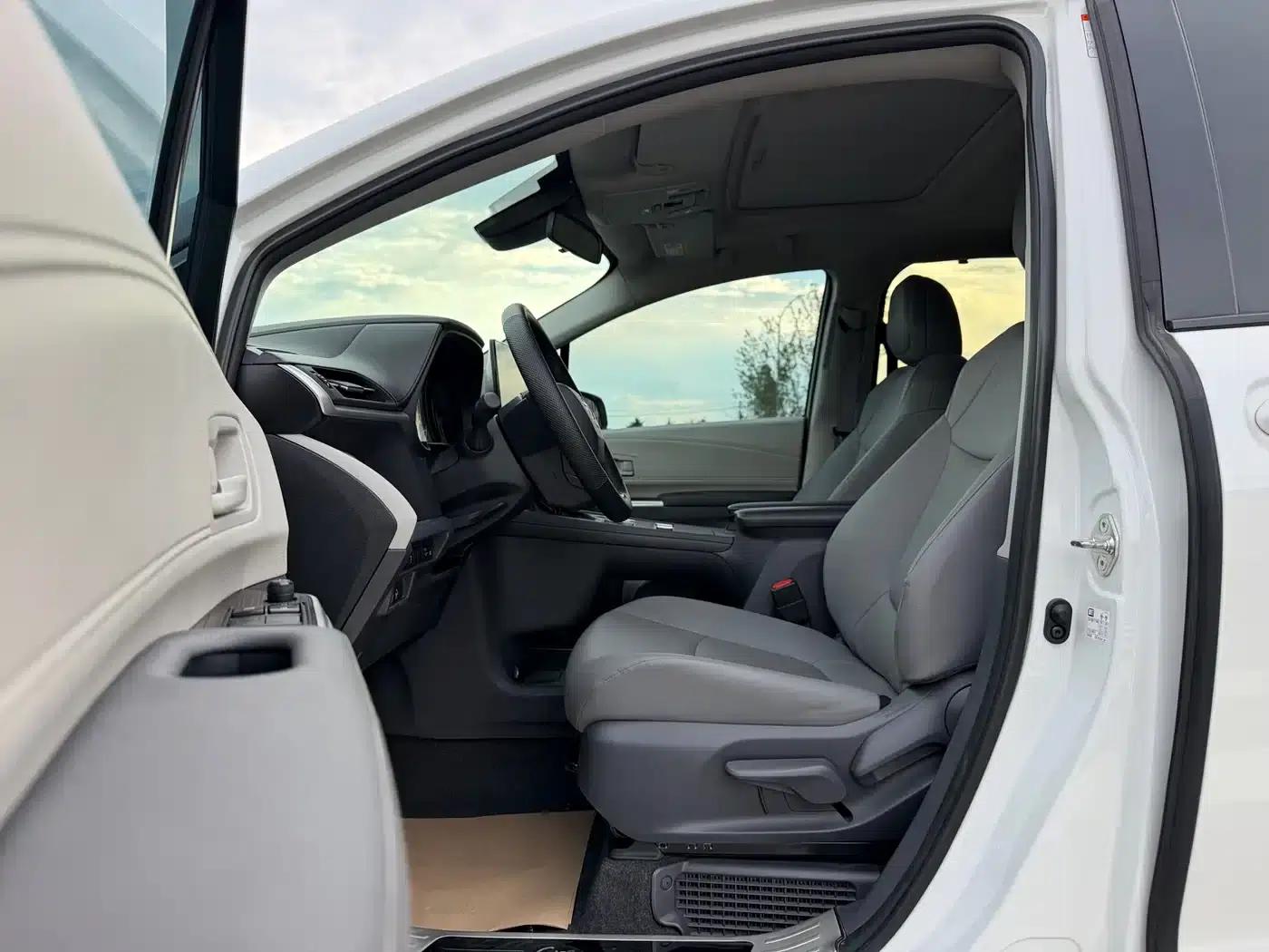 2023 Grevia 2.5L Hybrid Comfort Edition — миниатюра 8