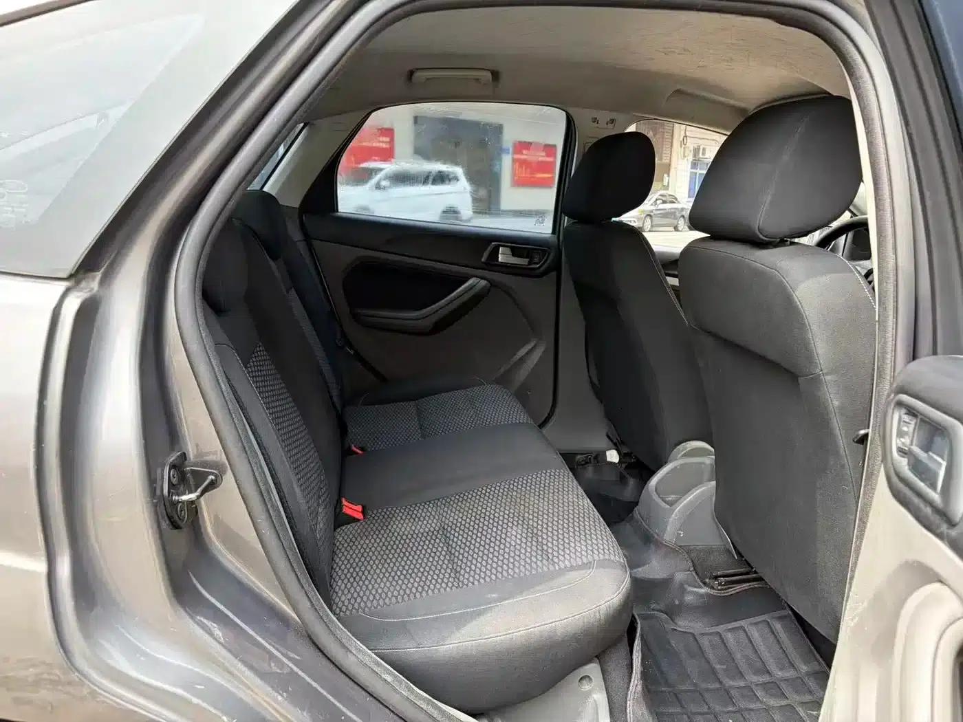Ford Focus 2011 Hatchback 1.8L Manual Classic — миниатюра 11