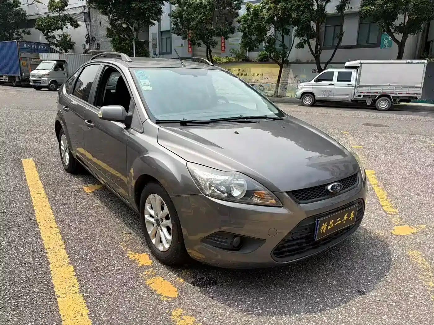 Ford Focus 2011 Hatchback 1.8L Manual Classic — миниатюра 3