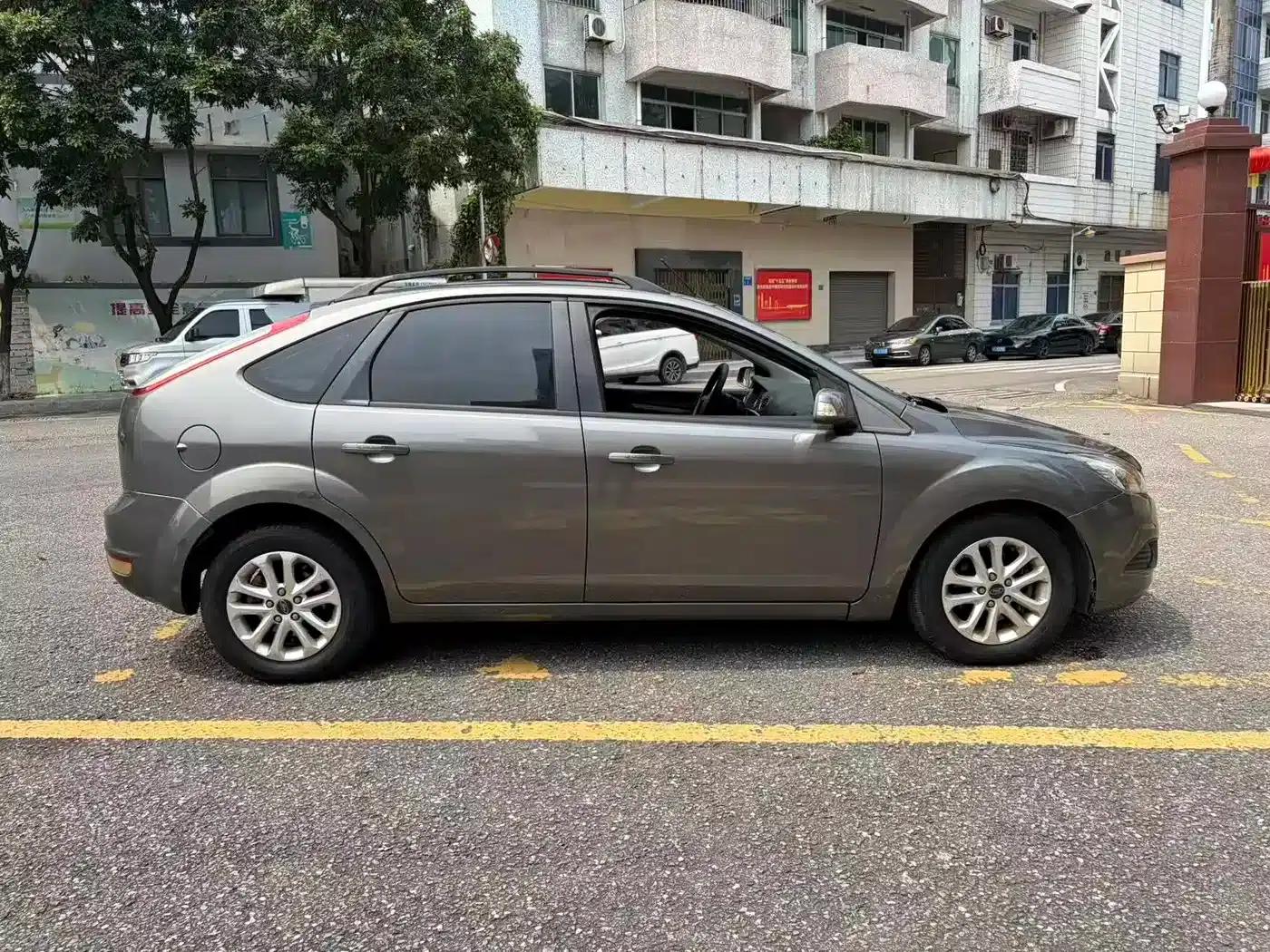 Ford Focus 2011 Hatchback 1.8L Manual Classic — миниатюра 4