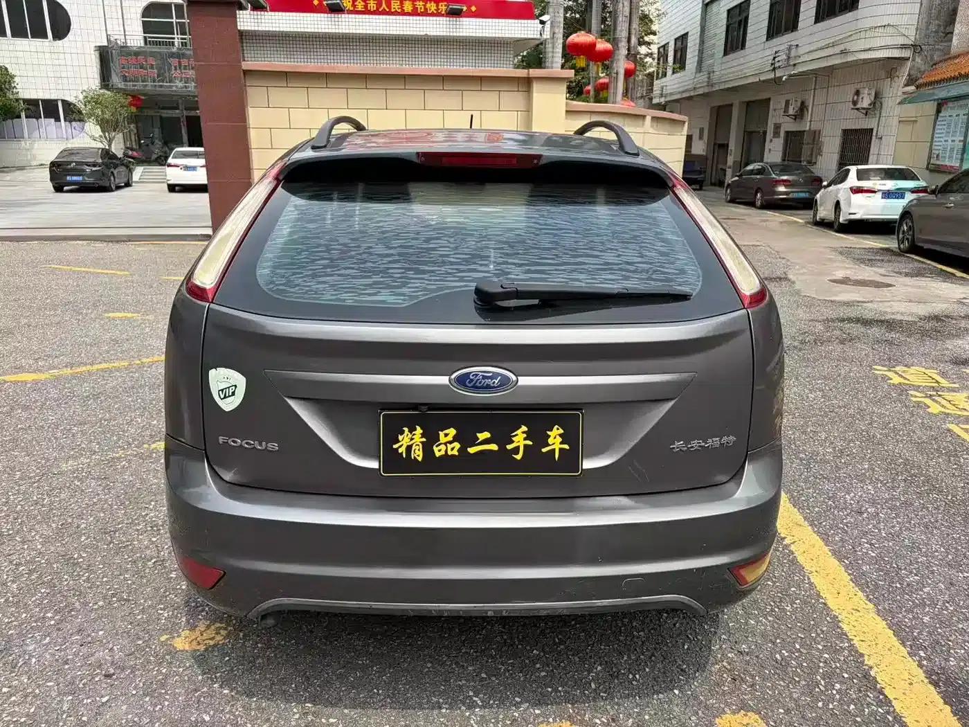 Ford Focus 2011 Hatchback 1.8L Manual Classic — миниатюра 6