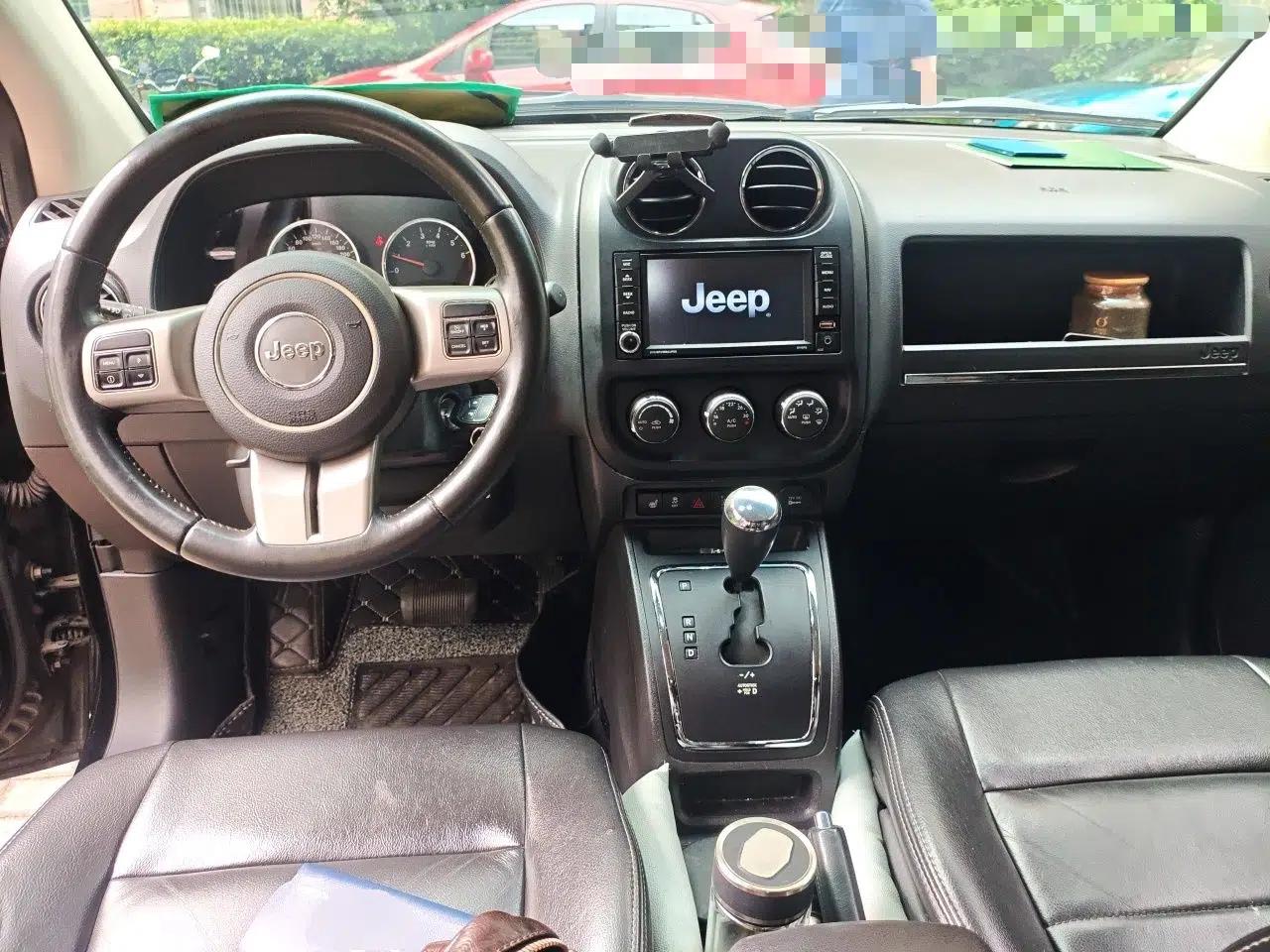 Jeep Compass 2011 2.4L four-wheel drive luxury version — миниатюра 9