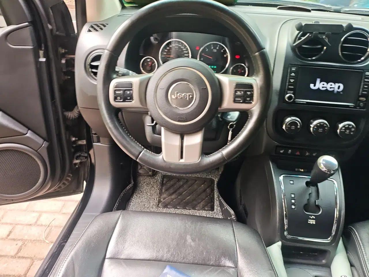 Jeep Compass 2011 2.4L four-wheel drive luxury version — миниатюра 10