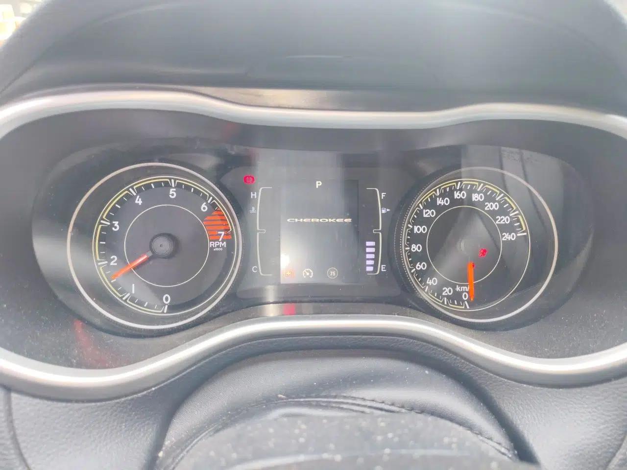 Jeep Cherokee 2016 2.4L Leading Edition — миниатюра 11