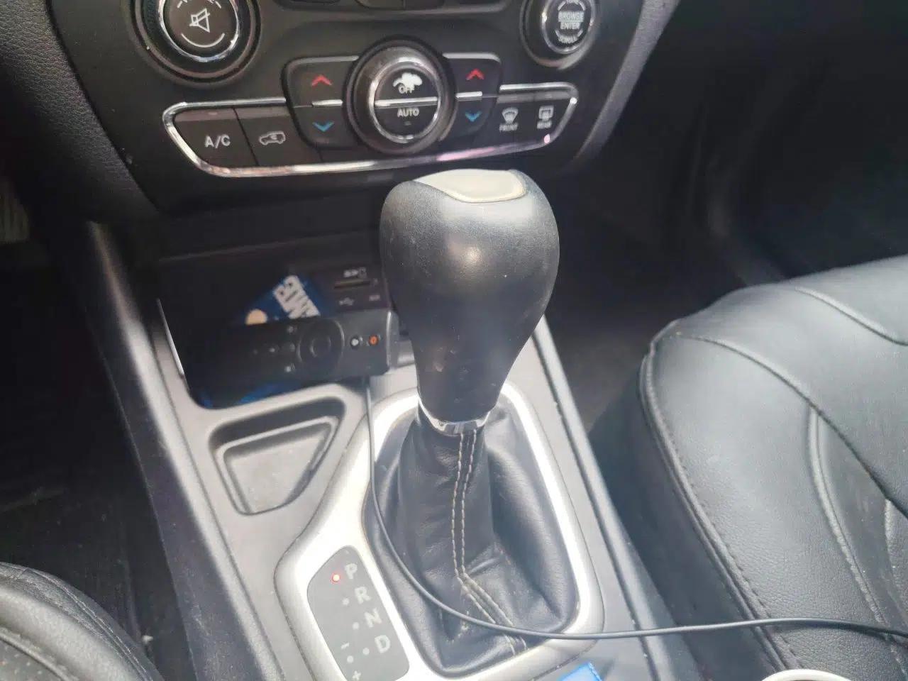 Jeep Cherokee 2016 2.4L Leading Edition — миниатюра 14