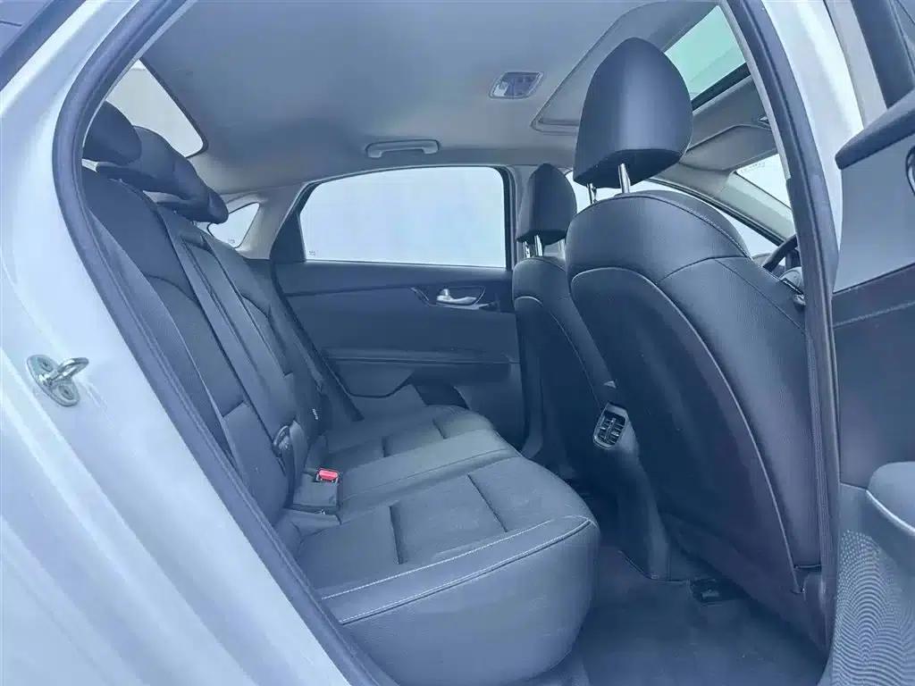 Kia K3 2021 Facelift 1.5L CVT Fashion Edition — миниатюра 20