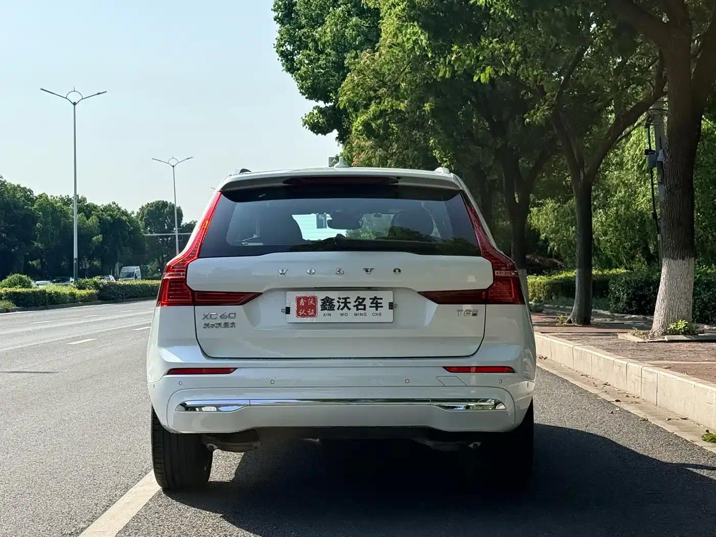 2025 Volvo XC60 Plug-in Hybrid, Long Range AWD Inscription Luxury Edition — миниатюра 3