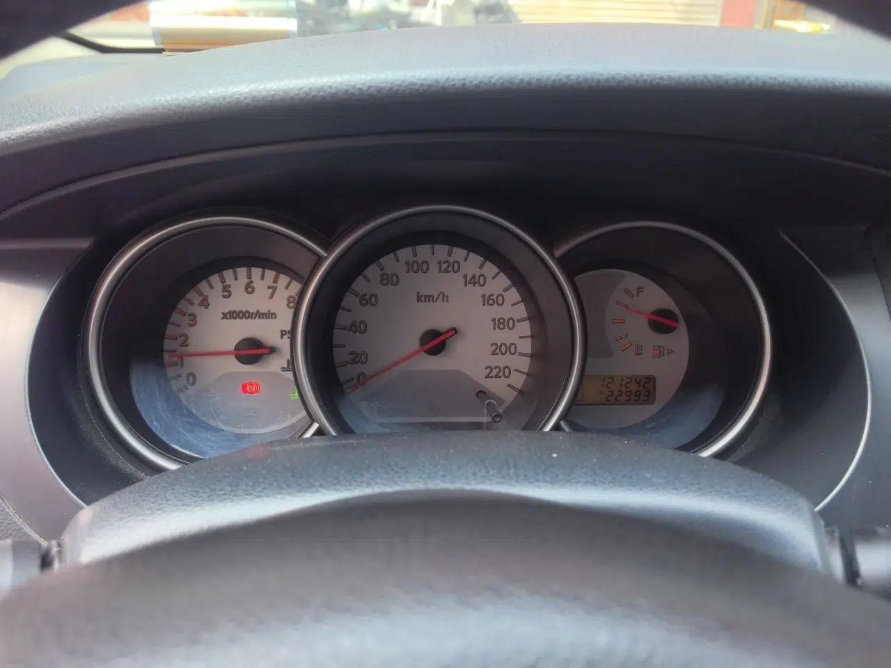 Nissan Livina 2010 Jingrui Edition 1.6L Automatic Smart Model — миниатюра 11