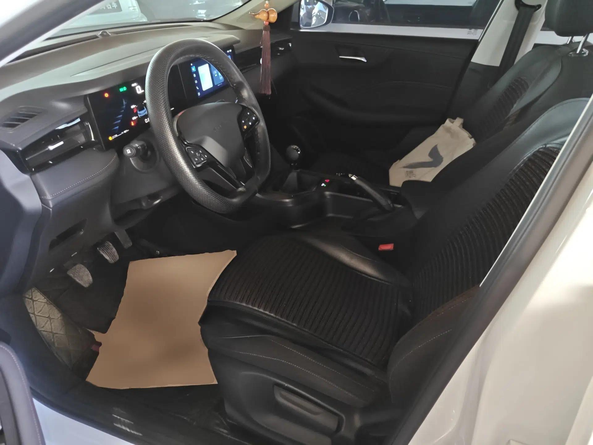 Roewe i5 2023 1.5L Manual Comfort Edition — миниатюра 22