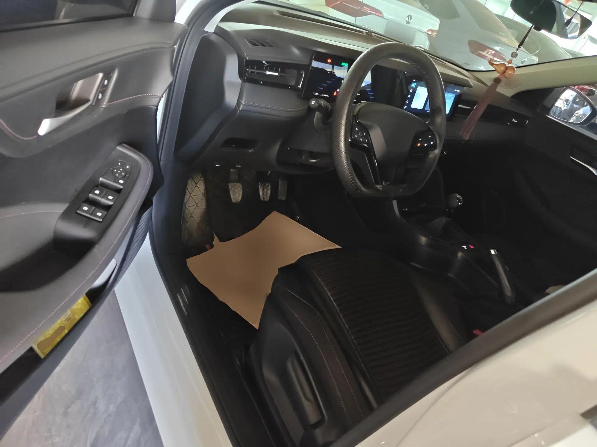 Roewe i5 2023 1.5L Manual Comfort Edition — миниатюра 23
