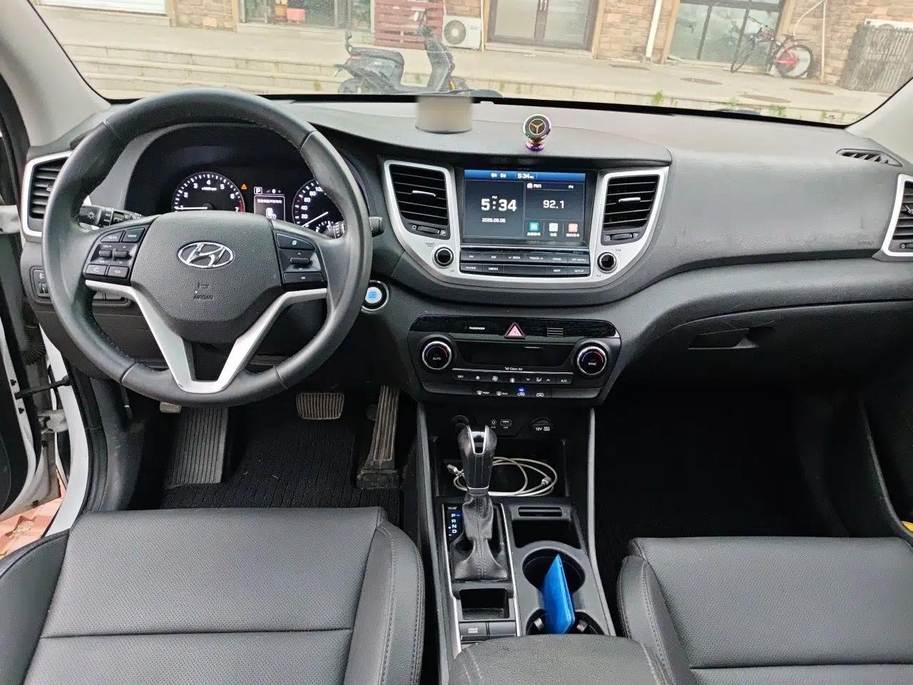 Hyundai Tucson 2018 1.6T Dual-Clutch Two-Wheel Drive 15th Anniversary Special Edition — миниатюра 9