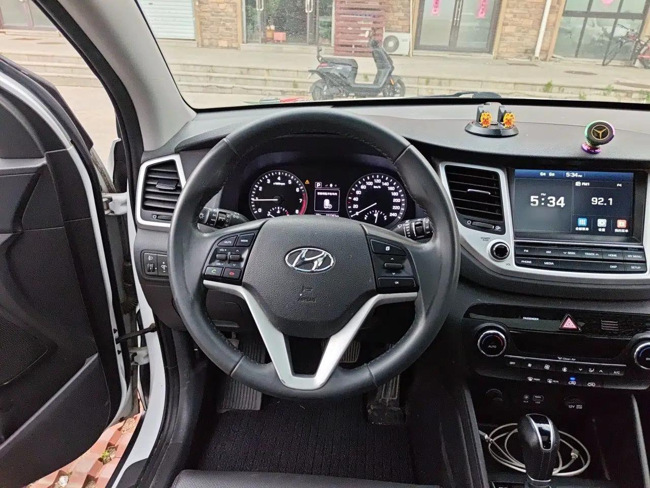 Hyundai Tucson 2018 1.6T Dual-Clutch Two-Wheel Drive 15th Anniversary Special Edition — миниатюра 10