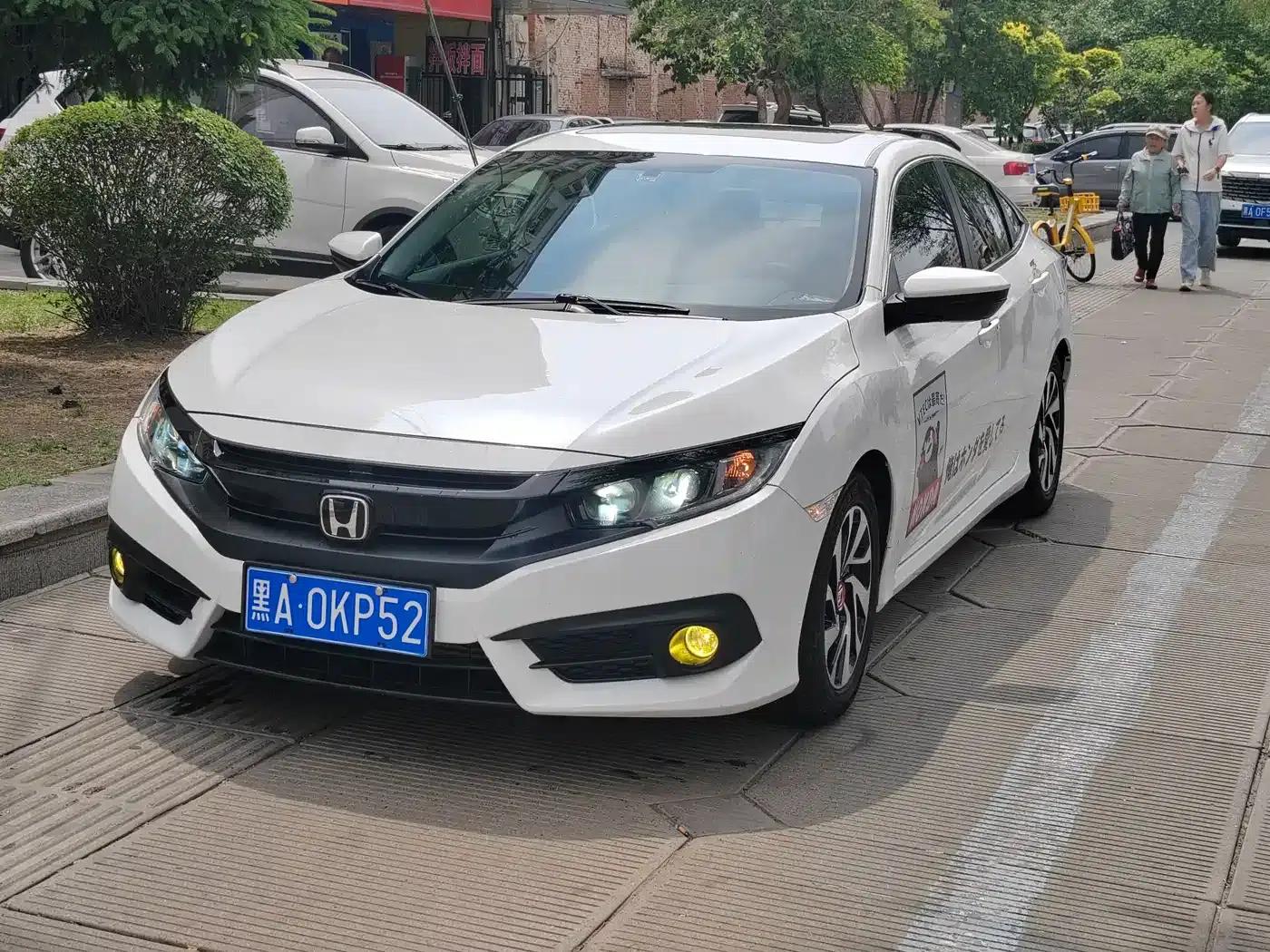 2016 Civic 220TURBO CVT Luxury Edition — миниатюра 3
