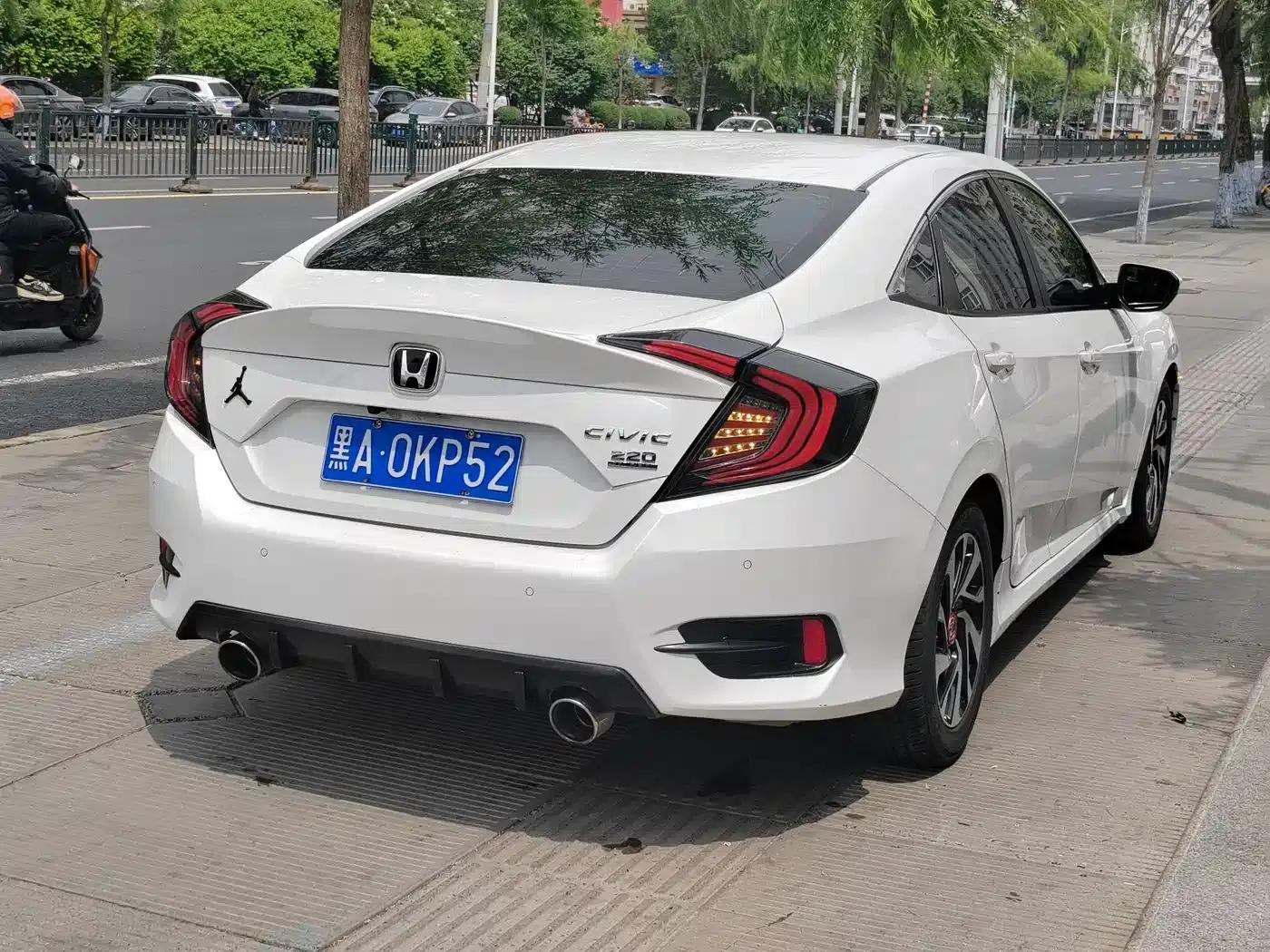 2016 Civic 220TURBO CVT Luxury Edition — миниатюра 4
