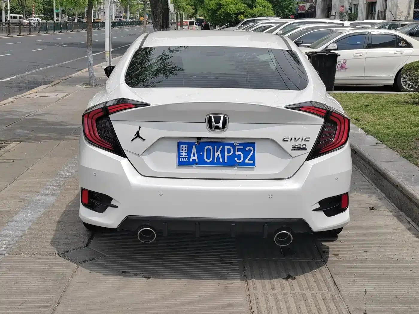 2016 Civic 220TURBO CVT Luxury Edition — миниатюра 5