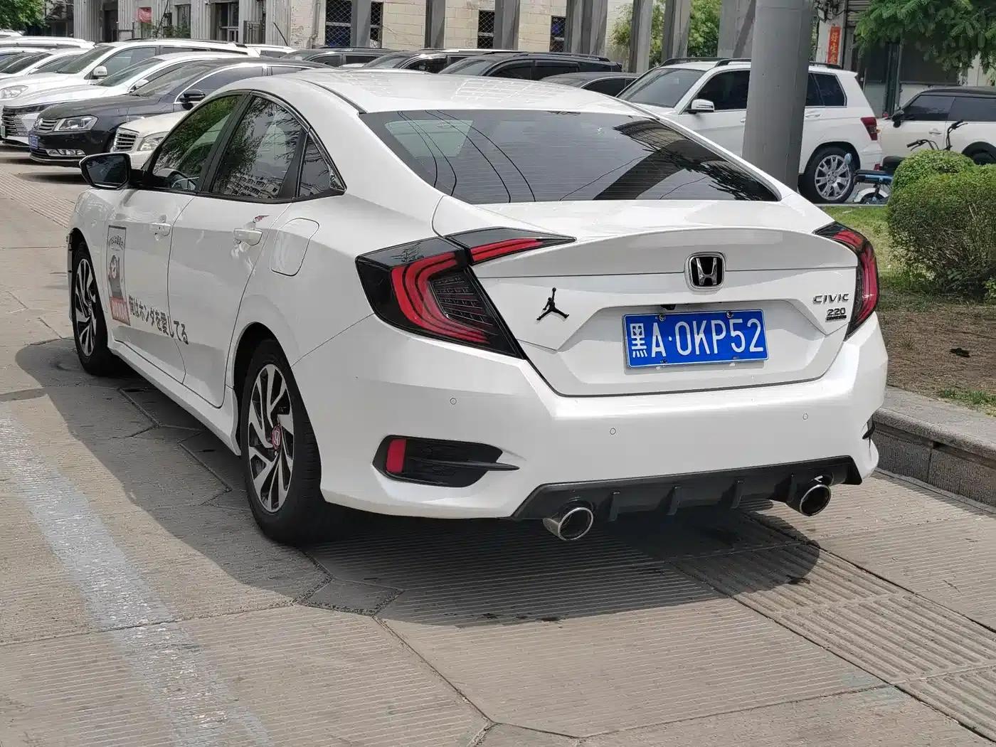2016 Civic 220TURBO CVT Luxury Edition — миниатюра 6