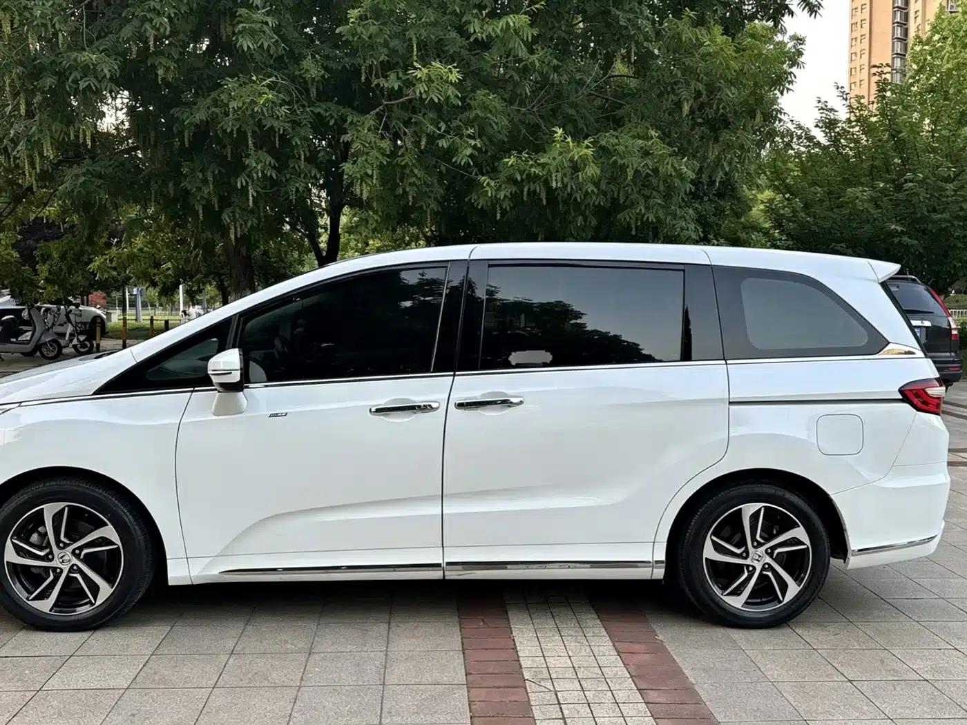 2015 Odyssey Facelift 2.4L Luxury Edition — миниатюра 3