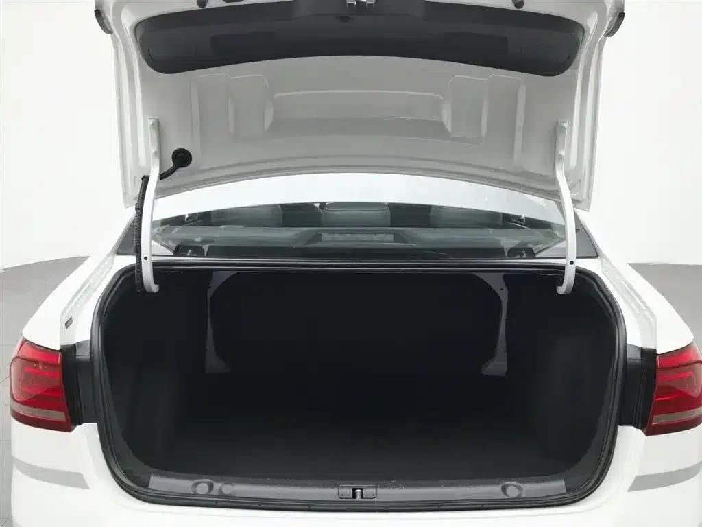 2017 Volkswagen Lavida 1.6L Automatic Comfort Edition — миниатюра 16