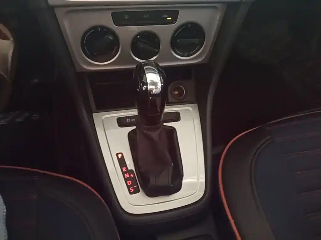 2015 Volkswagen Lavida 1.6L Automatic Fashion Edition — миниатюра 14