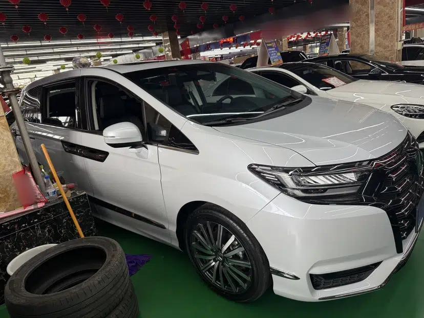 Honda Elysion 2024 2.0L eHEV Luxury Edition — миниатюра 3