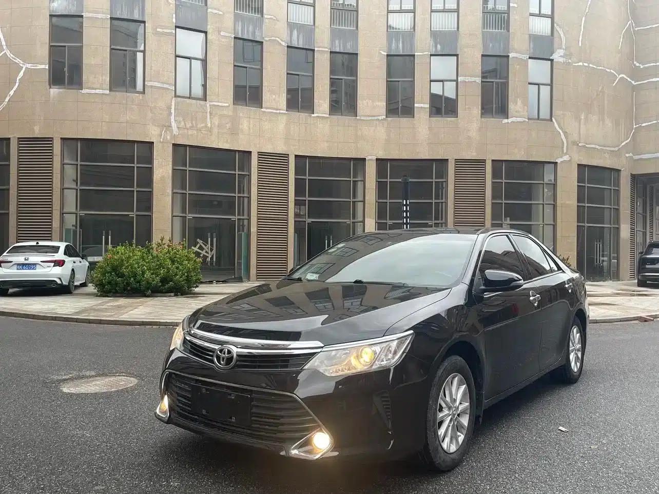 Camry 2016 2.0G 10th Anniversary Leading Edition — миниатюра 1