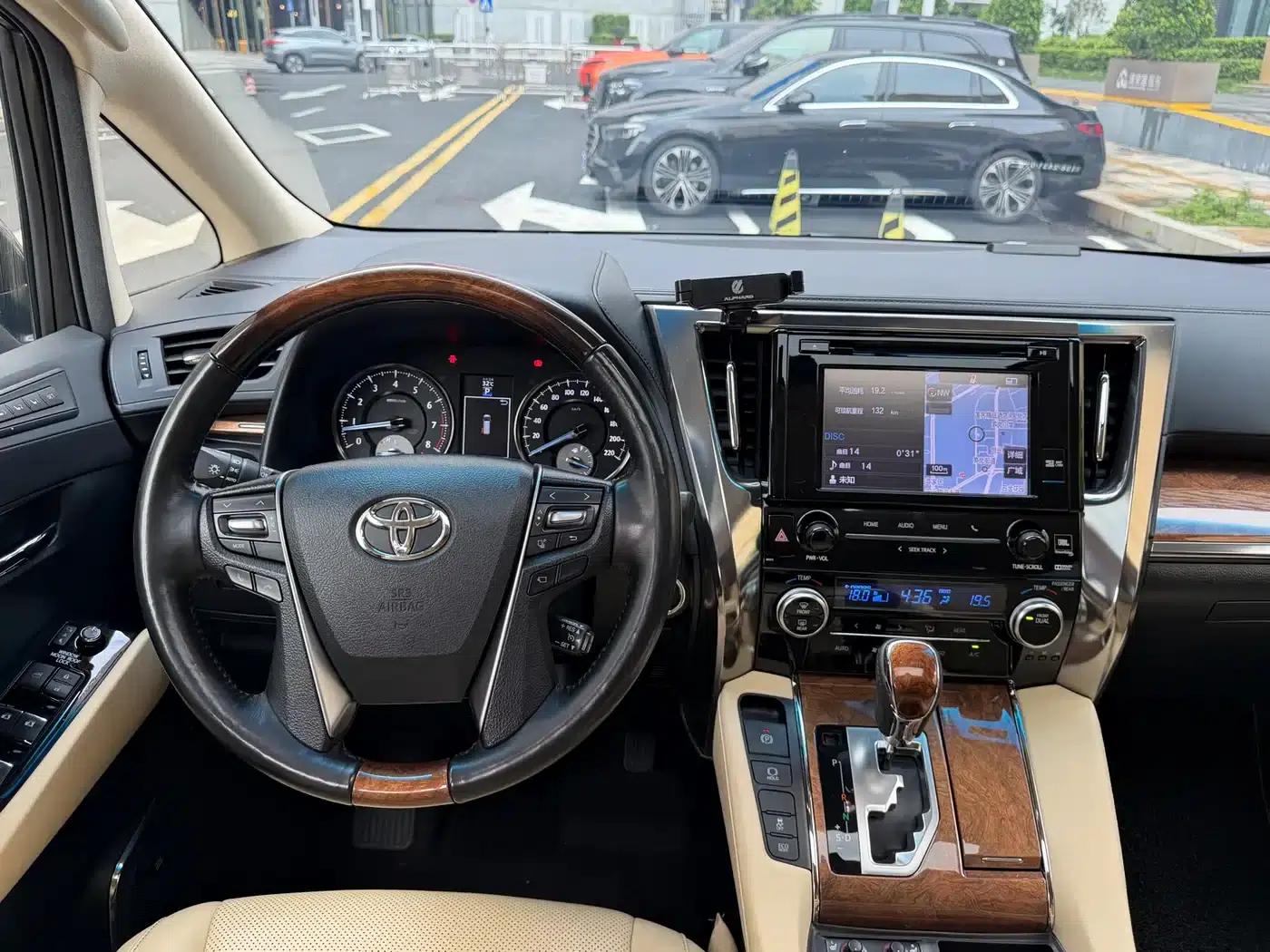 2018 Alphard Facelift 3.5L Premium Edition — миниатюра 8